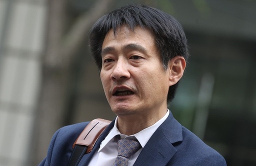 이른바 '장자연 문건' 최초 보도자인 당시 노컷뉴스 연예부 팀장 김대오 기자가 지난 23일 오후 서울 종로구 내자동 서울지방경찰청에서 고 장자연 사건 주요 증언자인 배우 윤지오씨에 대한 고소장을 접수한 뒤, 입장을 발표하고 있다. 연합뉴스