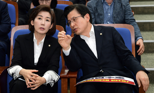 자유한국당 황교안 대표와 나경원 원내대표가 29일 오전 국회에서 열린 비상의원총회에서 대화하고 있다. 이재문기자