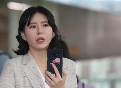 고 장자연 사건의 주요 증언자인 배우 윤지오씨가 지난 24일 오후 캐나다로 출국하기 위해 인천국제공항에 들어서고 있다. 연합뉴스