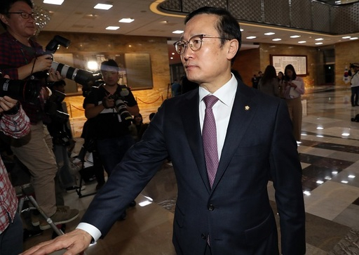 더불어민주당 홍영표 원내대표가 29일 오후 서울 영등포구 여의도 국회 예결위회의장에서 열린 의원총회에 참석하고 있다. 뉴시스