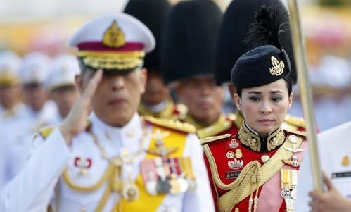 수티다 태국 왕비(오른쪽)의 왕실 근위대장 재임 시절 모습. 왼쪽은 마하 와찌랄롱꼰 태국 국왕. 태국 왕실 제공