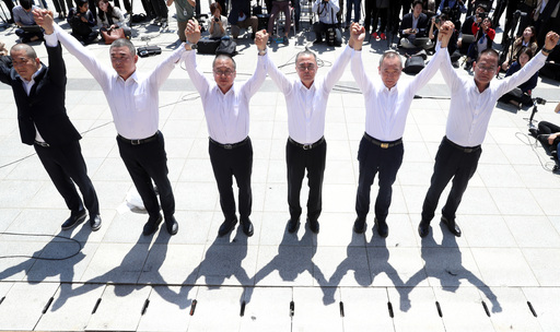 자유한국당 의원 등이 2일 오전 서울 여의도 국회 본청 앞에서 패스트트랙(신속처리안건) 법안 철회를 위한 삭발식을 거행한 뒤 지지자들을 향해 손을 들어 포즈를 취하고 있다. 왼쪽부터 박대출, 윤영석, 이장우, 김태흠, 성일종 의원, 이창수 충남도당 위원장(천안병 당협위원장). 뉴시스