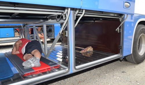 마땅히 쉴 데가 없어 버스 짐칸에서 휴식을 취하는 기사들. 뉴시스