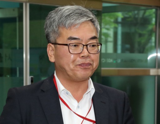 박훈 변호사가 지난달 26일 배우 고(故) 장자연 사건의 증인인 후배 배우 윤지오(본명 윤애영)를 사시 혐의로 고발하기 위해 종로구 서울경찰청 청사로 들어서고 있다. 연합뉴스