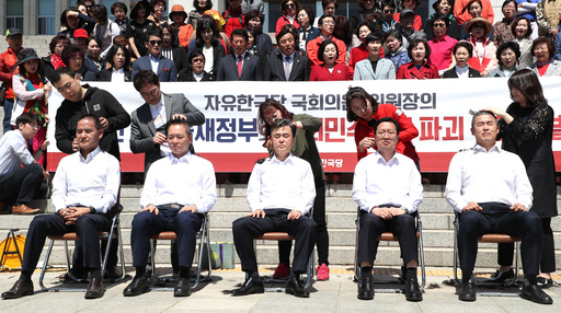 자유한국당 좌파독재저지특별위원장을 맡은 김태흠 의원을 비롯한 4명의 의원과 지역 위원장이 2일 오전 국회 본청 앞에서 선거법 개정안과 고위공직자범죄수사처(공수처) 신설 법안의 패스트트랙(신속처리안건) 지정과 관련한 부당성을 알리는 삭발식을 진행하고 있다. 왼쪽부터 이창수 충남도당 위원장(천안병 당협위원장), 성일종, 김태흠, 이장우, 윤영석 의원. 연합뉴스