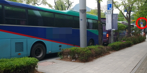 ‘주자금지’ 표지판이 버젓이 있음에도 버스가 시동을 켠 채 주차돼 있다.