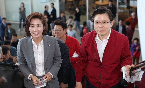패스트트랙(신속처리안건) 지정의 문제점을 알리기 위해 ‘경부선 투쟁’에 나선 자유한국당 황교안 대표(오른쪽)와 나경원 원내대표가 2일 서울역에서 승강장으로 향하고 있다. 연합뉴스