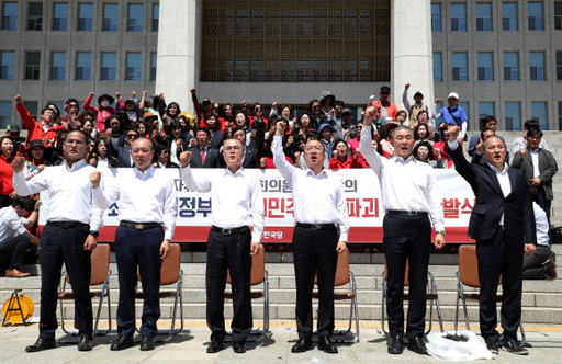 자유한국당 좌파독재저지특별위원장을 맡은 김태흠 의원을 비롯한 4명의 의원과 지역 위원장이 2일 오전 국회 본청 앞에서 선거법 개정안과 고위공직자범죄수사처(공수처) 법안 패스트트랙(신속처리안건) 지정의 부당성을 알리는 삭발식을 마친 뒤 구호를 외치고 있다. 연합뉴스