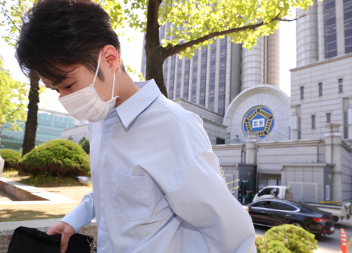 음주운전 혐의로 기소된 예능프로그램 ‘하트시그널’ 시즌2 출연자 김현우씨가 3일 오전 서울 서초구 서울중앙지법에서 열린 항소심 선고공판을 마친 뒤 건물을 나서고 있다. 연합뉴스