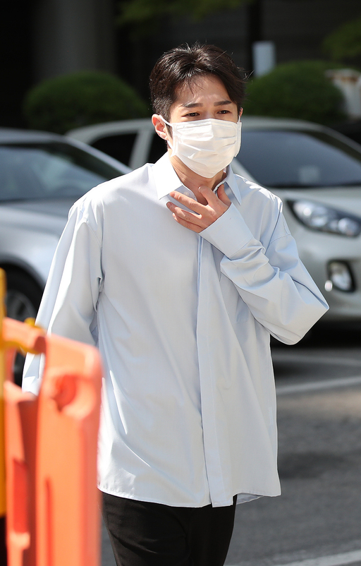 ‘하트시그널’ 시즌2에 출연한 김현우씨가 3일 서울 서초구 서울중앙지법에서 열린 세 번재 음주운전 2심 선고공판에서 벌금 1000만원을 선고 받은 후 법원을 나서고 있다. 뉴시스