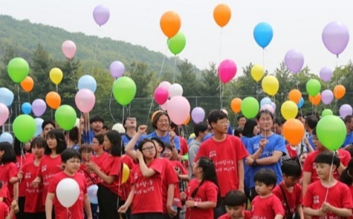 어린이날을 앞둔 지난 4일 경기 파주 축구 국가대표팀 트레이닝센터(NFC)에서 열린 ‘어린이날 페스티벌’에서 남녀 축구 대표팀 관계자들이 어린이들과 풍선을 날리고 있다. 파주=연합뉴스