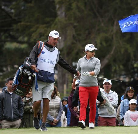 6일(한국시간) 미국 캘리포니아주 데일리 시티의 레이크 머세드 GC에서 열린 미국프로여자골프(LPGA) 메디힐 챔피언십의 마지막 라운드 1번 홀에서 김세영(오른쪽)이 그린을 살피고 있다. 사진=엘앤피코스메틱 제공