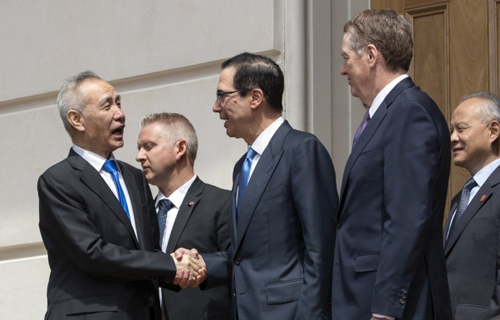 10일(현지시간) 미국 워싱턴DC 美무역대표부(USTR)에서 이틀간의 미중 고위급 무역협상을 마친, 미 스티븐 므누신 재무장관(가운데)과 中 류허 부총리가 악수하고 있다. 오른쪽은 로버트 라이트하이저 USTR 대표.