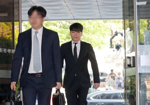 빅뱅 전 멤버 승리(본명 이승현)가 영장실질심사를 받기 위해 14일 오전 서울 서초구 서울중앙지법으로 들어서고 있다.  연합뉴스