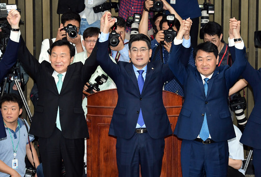 15일 국회에서 열린 바른미래당 원내대표 선출 의원총회에서 오신환 의원이 선출된 가운데 손학규 대표, 김관영 전임 원내대표와 기념촬영 하고 있다. 이재문 기자