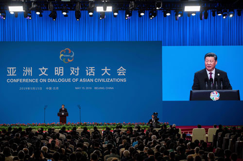 시진핑 중국 국가주석이 15일 중국 베이징에서 개막한 ‘제1회 아시아문명대화 대회’에서 개막 연설을 하고 있다. 시 주석은 일대일로(육상·해상 실크로드) 정상포럼에 이어 아시아문명대화 대회를 통해 중국몽(中國夢)에 속도를 내고 있다. 베이징=AFP연합뉴스