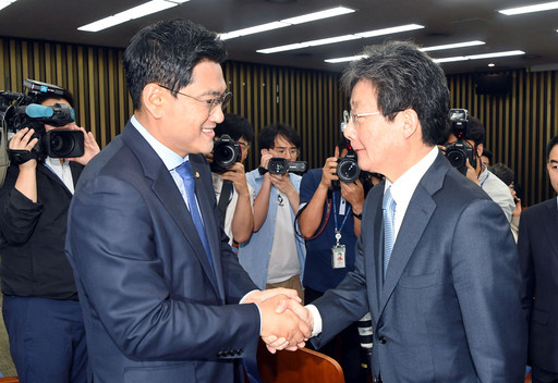 15일 국회에서 열린 바른미래당 원내대표 선출 의원총회에서 오신환 의원이 선출된 가운데 유승민 의원과 익수하고 있다. 이재문 기자