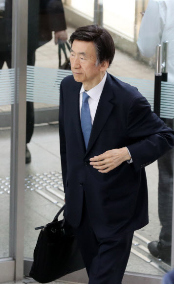 윤병세 전 외교부장관이 14일 오후 서울 서초구 서울중앙지방법원에서 열린 직권남용권리행사방해 등 혐의로 기소된 임종헌 전 법원행정처 차장에 대한 공판에 증인으로 출석하고 있다. 뉴시스