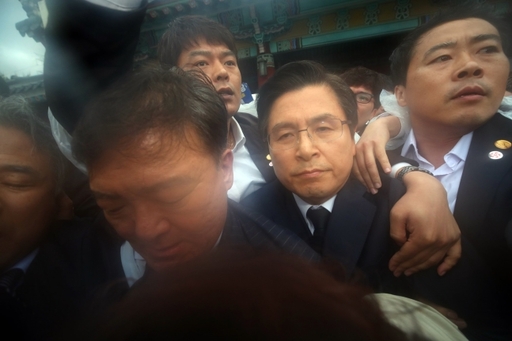 자유한국당 황교안 대표가 18일 오전 제39주년 5·18 민주화운동 기념식이 열린 광주 국립5·18민주묘지에서 행사장으로 입장 하던 중 시민단체의 항의를 받고 있다. 광주=연합뉴스