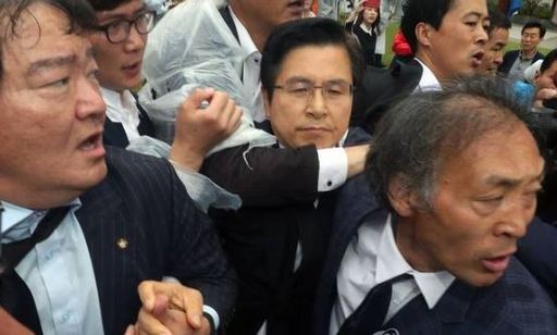 자유한국당 황교안 대표(사진 왼쪽에서 세번째)와 민경욱 대변인(사진 오른쪽) 18일 오전 제39주년 5.18민주화운동 기념식이 열린 광주광역시 북구 국립 5.18민주 묘지 기념식장으로 들어가며 시민단체의 항의를 받고 있다. 광주=뉴시스