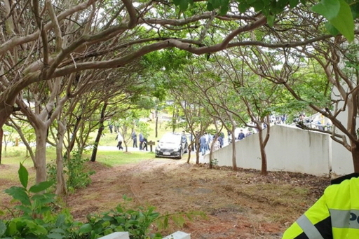 황교안 자유한국당 대표와 지도부가 18일 오전 광주 국립 5·18 민주묘지에서 열린 제39주년 5·18 민주화운동 기념식에 참석해 시민들의 거센 항의를 받았다. 이날 기념식이 끝난 직후 황 대표 일행이 탄 검은색 승합차가 시민들의 항의를 피해 후문 펜스를 뜯어내 통로를 확보하고 이동하고 있다. 연합뉴스