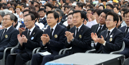 18일 오전 광주 국립5·18민주묘지에서 열린 5·18 민주화운동 기념식에 여야 대표들이 문재인 대통령의 기념사 중 박수를 치고 있다. 왼쪽 둘째부터 더불어민주당 이해찬 대표, 자유한국당 황교안 대표, 바른미래당 손학규 대표. 연합뉴스