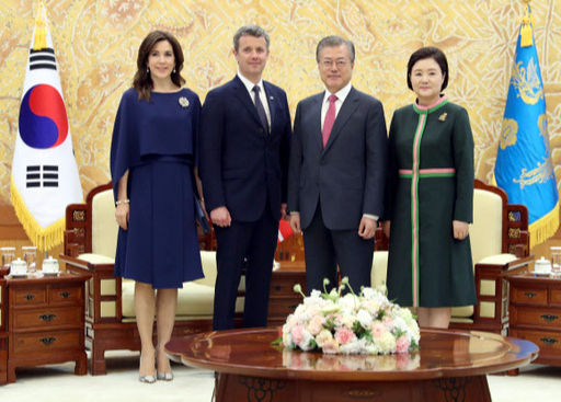 문재인 대통령과 부인 김정숙 여사가 20일 청와대 본관에서 한-덴마크 수교 60주년을 기념해 공식 방한한 프레데릭 덴마크 왕세자와 메리 왕세자비를 접견, 기념촬영을 하고 있다. 뉴시스