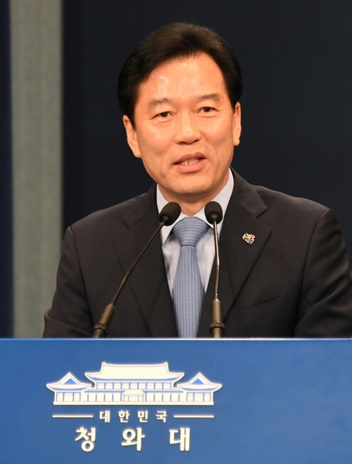 19일 오후 청와대 춘추관 브리핑룸에서 열린 일자리 수석 간담회에서 정태호 수석이 최근 고용동향과 정책방향에 대해 발언하고 있다. 청와대사진기자단
