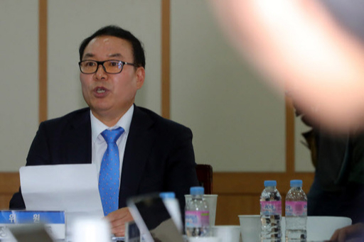 20일 오후 경기 과천시 과천정부청사에서 열린 법무부 검찰 과거사위원회 회의에 참석한 정한중 위원장 권한대행이 '장자연 리스트' 의혹 사건에 대한 심의 결과 브리핑 모두발언을 하고 있다. 뉴시스