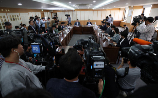 20일 오후 정부과천청사 법무부 대회의실에서 문준영 법무부 검찰과거사위원회(과거사위) 위원이 ''장자연 사건'' 관련 최종 심의 결과를 발표하고 있다. 연합뉴스