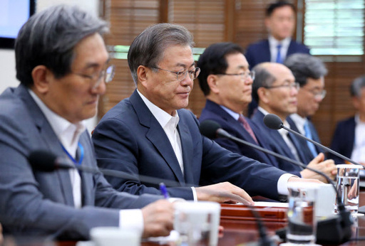 문재인 대통령이 20일 청와대 여민관에서 열린 수석 보좌관·비서관 회의에서 모두발언을 마친 후 자료를 정리하고 있다. 뉴시스