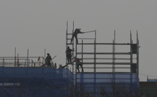 서울 강남구의 한 공사현장에서 인부들이 작업을 하고 있다. 연합뉴스