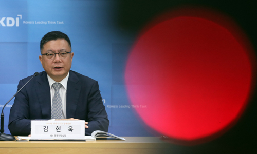 김현욱 KDI 경제전망실장이 지난 21일 정부세종청사에서 2019년 상반기 경제전망에 대해 발표하고 있다. 뉴시스
