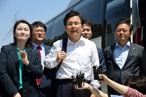 자유한국당 황교안 대표(왼쪽)가 22일 오후 국회에서 16일째 지속 중인 ‘민생투쟁 대장정’ 버스에 오르기 전 취재진의 질문에 답하고 있다. 이재문 기자