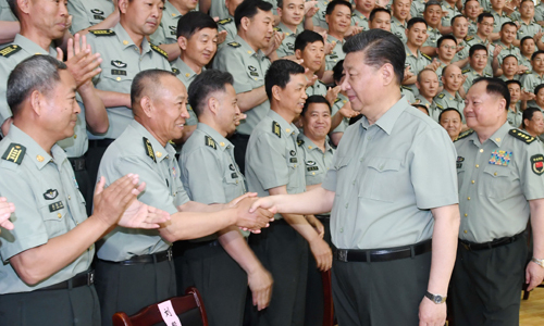 시진핑 중국 국가 주석이 21일(현지시간) 장시성의 육군 보병학교를 방문, 군 간부들과 만나 악수하고 있다. 신화연합뉴스
