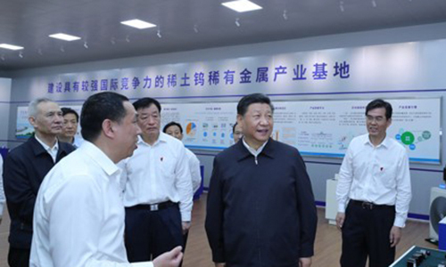 지난 20일 중국 장시성 간저우시에서 희토류을 시설 시찰하는 시진핑 국가주석(오른쪽에서 두번째)과 류허 부총리(맨 왼쪽). 간저우=신화연합
