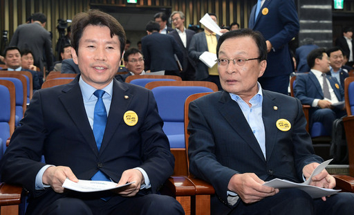 더불어민주당 이해찬 대표(오른쪽)와 이인영 원내대표가 22일 오후 국회에서 열린 민주당 의원총회에 참석해 회의 시작을 기다리고 있다. 이재문 기자