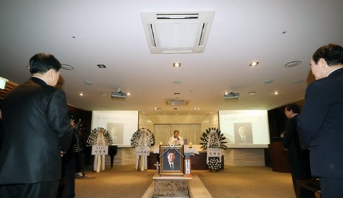 23일 오전 서울 서대문구 신촌 세브란스병원 장례식장에서 함세웅 신부 주관으로 고 김홍일 전 의원의 장례미사가 열리고 있다. 연합뉴스