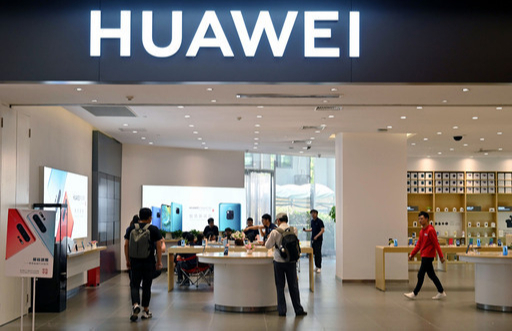 미국이 중국의 통신장비업체 ‘화웨이(華爲)’에 대한 거래제한 조치를 내리며 대중 공세를 높이는 가운데 지난 22일 중국 상하이 화웨이 매장에서 고객들이 제품을 둘러보고 있다. 상하이=AFP연합뉴스