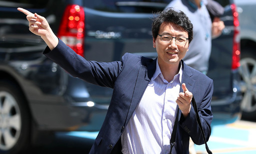 현직 검사 간부를 명예훼손과 직무유기 혐의로 고소한 서지현 검사 측 법률 대리인 서기호 변호사가 28일 고소인 신분 조사를 받기 위해 서울 서초경찰서로 들어서고 있다. 뉴시스