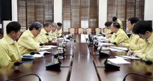 추경안 처리는 어떻게… 정부가 재해 관련 재원 조달과 선제적 경기 대응 등을 위해 추진한 6조원 규모의 추가경정예산안 처리가 지연되고 있는 가운데 문재인 대통령이 28일 오전 청와대에서 홍남기 경제부총리 겸 기획재정부 장관의 정례보고를 받고 있다. 청와대 제공