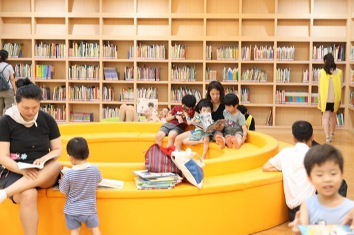 충남 아산시 중앙도서관은 아이들과 부모들이 함께 책을 읽으며 놀 수 있는 쾌적한 환경을 조성해 시민들의 호평을 받고 있다. 아산시 제공