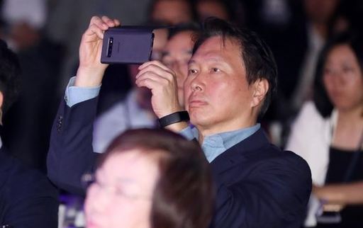 최태원 SK그룹 회장이 지난 28일 오전 서울 광진구 워커힐호텔에서 사회적 가치를 주제로 한 국내 첫 민간축제 '소셜밸류커넥트 2019(Social Value Connect 2019, SOVAC)'에서 조대식 SK수펙스추구협의회 의장의 환영사를 스마트폰으로 촬영하고 있다. 뉴시스