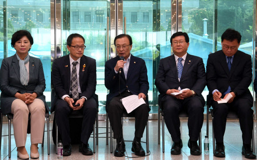 더불어민주당 이해찬 대표 등 당 지도부가 4·27 남북공동선언 1주년을 맞아 31일 오전 경기도 파주시 판문점 남측지역 자유의집에서 현장 최고위원회의를 열고 있다. 뉴시스