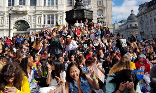 31일 오후 영국 런던 피커딜리 서커스 광장에 방탄소년단(BTS) 세계 팬들이 모여있다. 연합뉴스