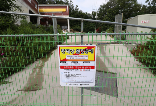 북한에서 아프리카돼지열병(ASF)이 발생해 국내 전파가 우려되는 1일 오전 인천 강화군의 한 양돈농장에 출입통제 안내문이 붙어 있다. 농림축산식품부는 긴급 방역상황점검회의에서 북한 접경지역 10개시군을 특별관리지역으로 정하고 위기경보 '심각'단계에 준하는 방역조치를 취하기로 했다. 특별관리지역으로 지정된 10개 시군은 강화·옹진·김포·파주·연천·철원·화천·양구·인제·고성이다.