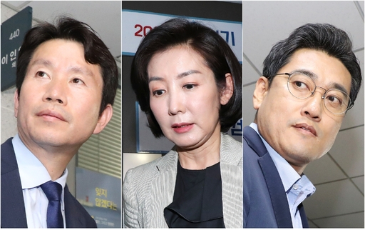 더불어민주당 이인영(사진 왼쪽부터), 자유한국당 나경원, 바른미래당 오신환 원내대표가 2일 오후 국회 의원회관 이인영 원내대표실에서 열린 여야 3당 원내대표 회동에서 이견을 좁히지 못한 채 각각 방에서 나오고 있다.