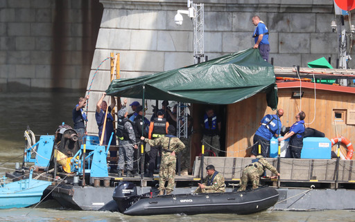 유람선 침몰 사고 발생 일주일이 지난 4일 오전(현지시각) 헝가리 부다페스트 다뉴브강 사고현장에서 대한민국 정부 합동 신속 대응팀과 헝가리 구조대가 함께 잠수사 선박에 천막을 설치하고 있다. 뉴시스
