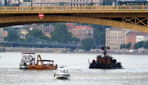 유람선 침몰 사고 발생 일주일이 지난 4일 오전(현지시각) 헝가리 부다페스트 다뉴브강 사고현장에서 헝가리 구조대가 수색작업을 하고 있다. 뉴시스