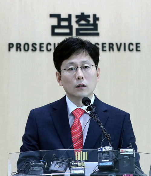 수사 경과 발표 여환섭 법무부 검찰과거사위원회 수사권고 관련 수사단장이 4일 서울 송파구 동부지방검찰청 대회의실에서 김학의 전 법무차관 뇌물수수 의혹 사건 등에 대한 중간수사 경과를 발표하고 있다. 뉴시스